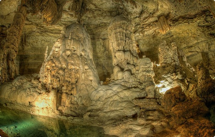 Пещеры природного моста