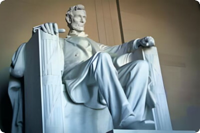 Мраморная статуя президента Авраама Линкольна у Мемориала Линкольна