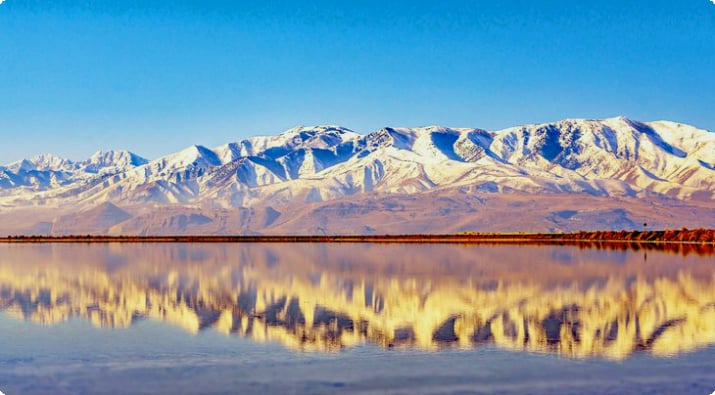 Заснеженные горы отражаются в Большом Соленом озере