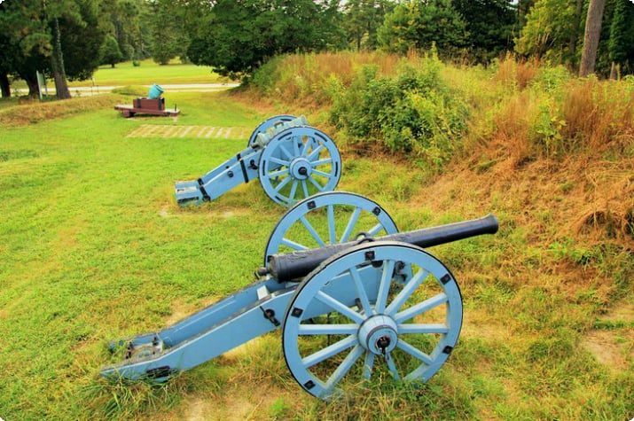 Пушки на поле битвы при Йорктауне