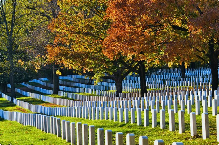 Арлингтонское национальное кладбище осенью