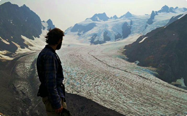 Автор, Брэд Лейн, на боковой морене Голубого ледника