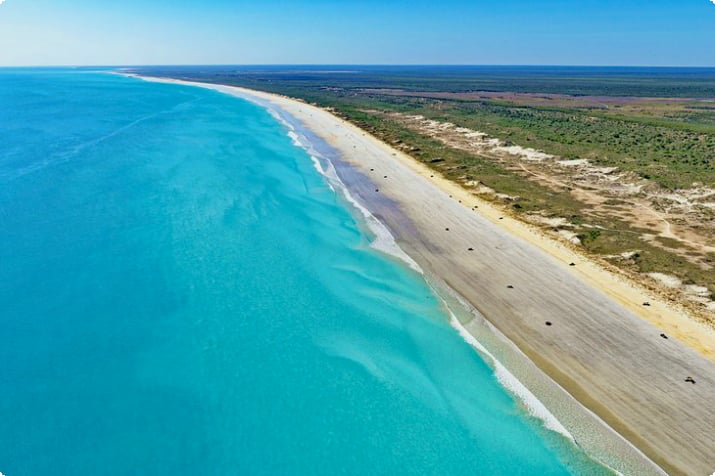 Broome, Batı Avustralya'daki Cable Beach'in havadan görünümü