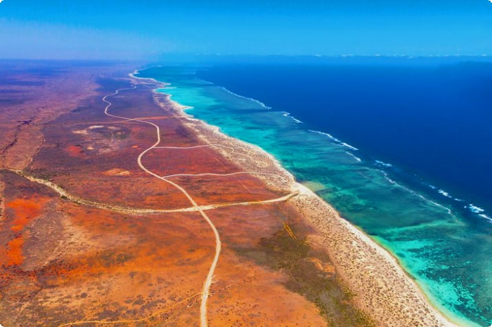Flyfoto av Cape Range nasjonalpark og Ningaloo Marine Park, Western Australia