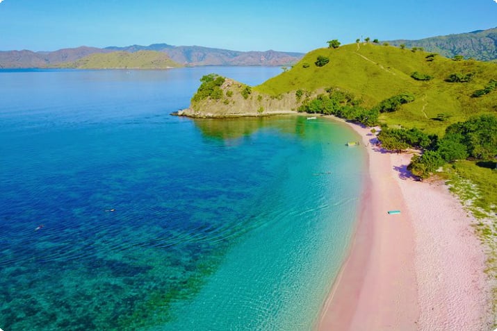 Розовый пляж на острове Комодо