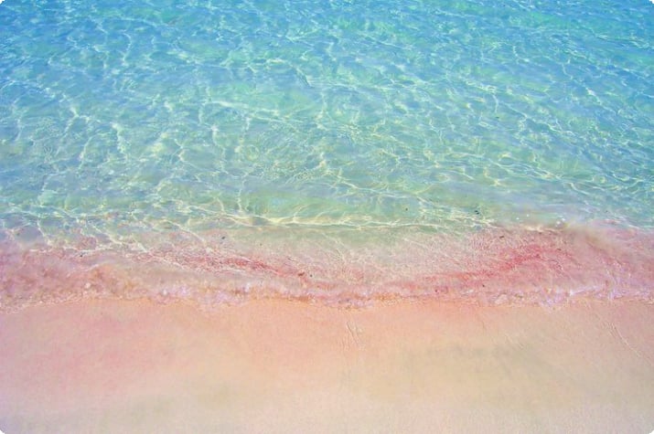 Розовый песок и прозрачная вода на Плайя-де-сес-Ильетес