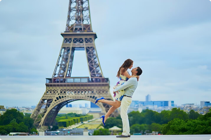 Casal em frente à Torre Eiffel