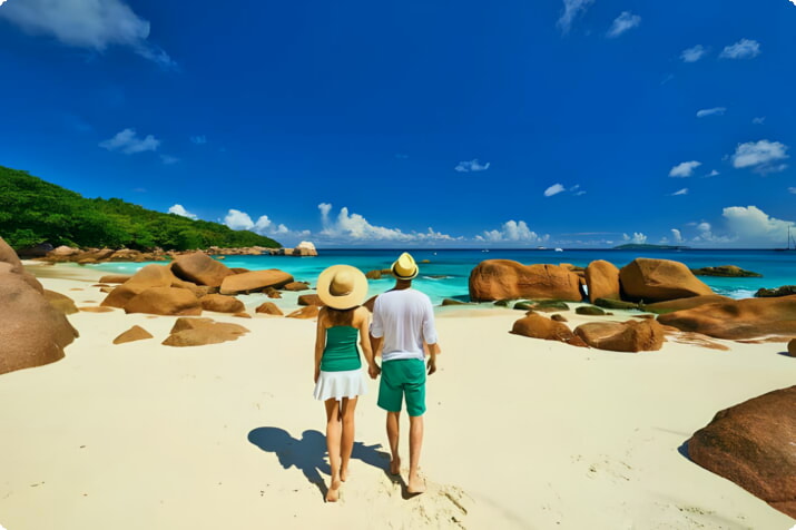 Seyşeller'de güzel bir kumsalda romantik bir yürüyüş
