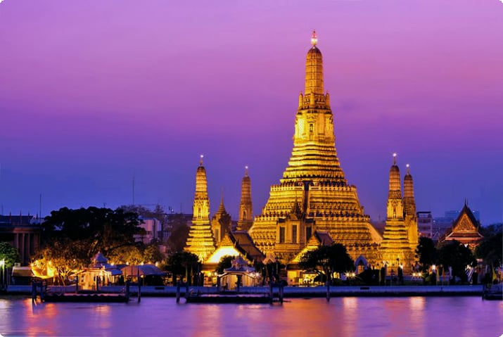 Wat Arun Tempel in der Abenddämmerung in Bangkok